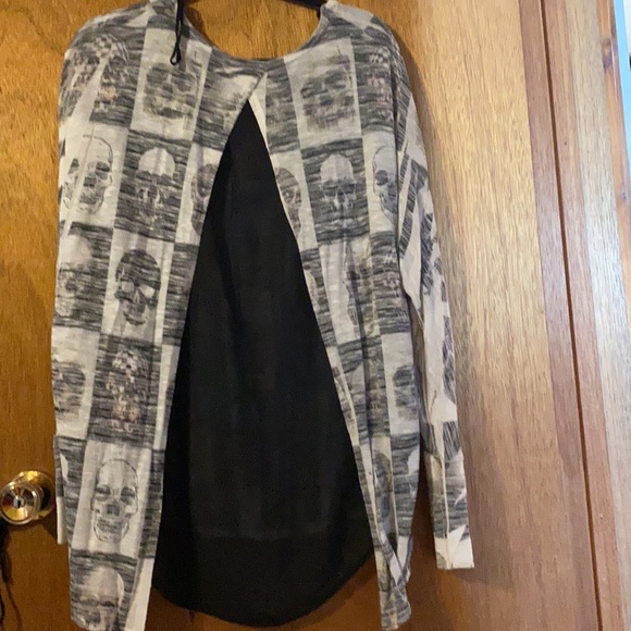 Super cute skull shirt with bling - Picture 3 of 3